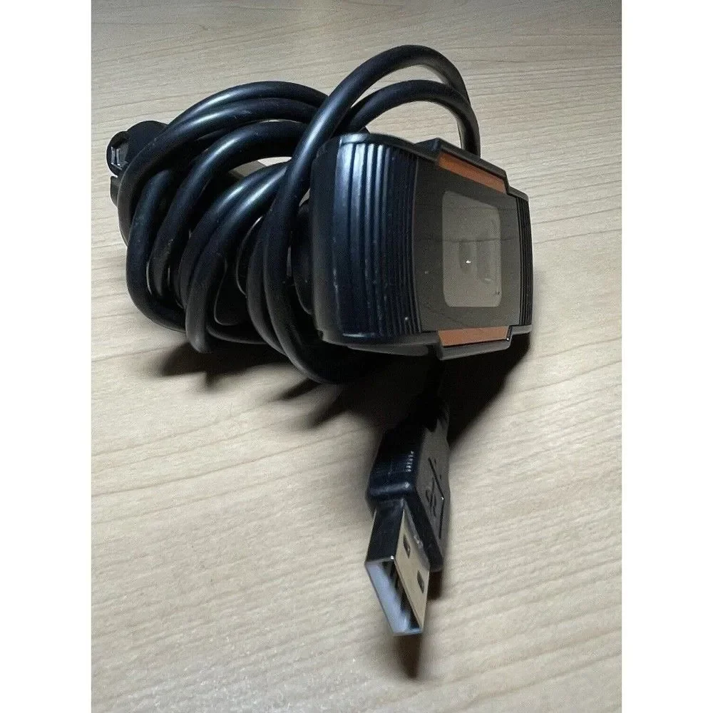 Adesso CYBERTRACK H2 480P USB Webcam with Built-in Microphone